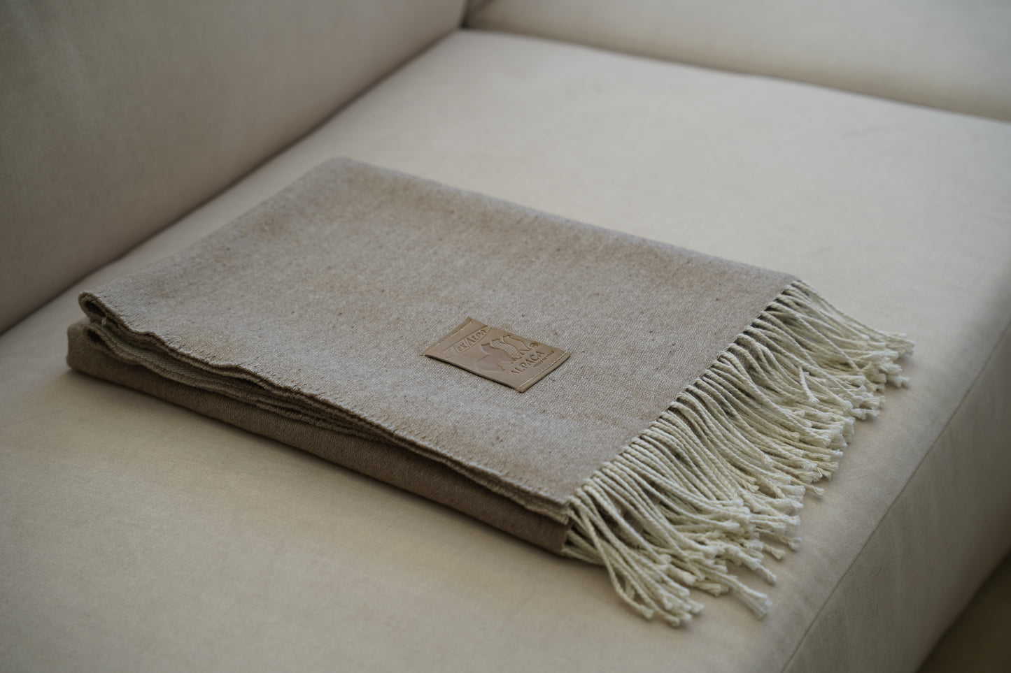 Manta Beige Jaspeado Fleco Blanco