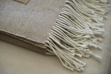Cargar imagen en el visor de la galería, Manta Beige Jaspeado Fleco Blanco

