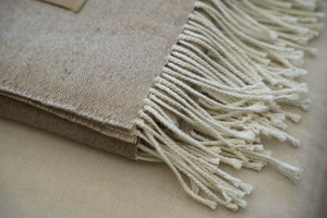 Manta Beige Jaspeado Fleco Blanco