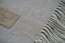 Cargar imagen en el visor de la galería, Manta Beige jaspeado fleco beige
