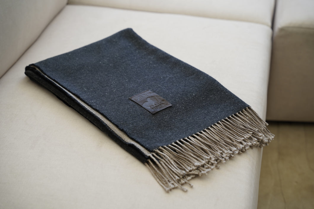 Manta Gris Oscuro Fleco Beige