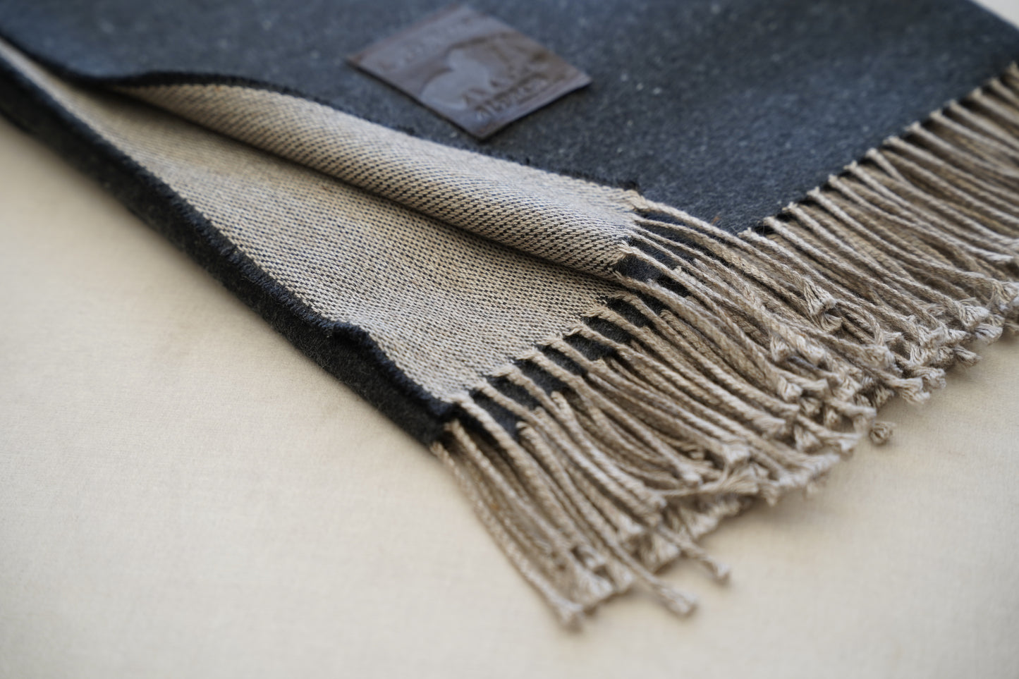 Manta Negra Fleco Beige