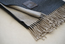 Cargar imagen en el visor de la galería, Manta Negra fleco beige
