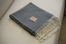 Cargar imagen en el visor de la galería, Manta Gris Fleco Beige
