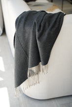 Cargar imagen en el visor de la galería, Manta Negra fleco beige
