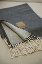 Cargar imagen en el visor de la galería, Manta  Gris fleco blanco
