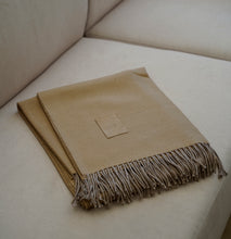 Cargar imagen en el visor de la galería, Manta Beige Barquillo Fleco Beige
