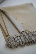 Cargar imagen en el visor de la galería, Manta Beige Barquillo Fleco Beige
