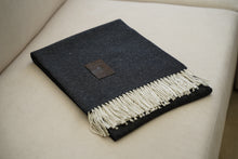 Cargar imagen en el visor de la galería, Manta Negra fleco blanco
