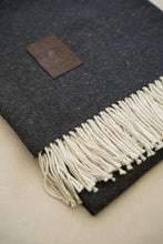 Cargar imagen en el visor de la galería, Manta Negra fleco blanco
