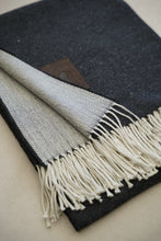 Cargar imagen en el visor de la galería, Manta Negra fleco blanco
