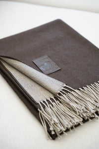 Manta Café Oscuro Fleco Beige
