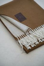 Cargar imagen en el visor de la galería, Manta Cafe fleco blanco
