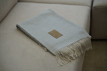 Cargar imagen en el visor de la galería, Manta Gris claro fleco blanco
