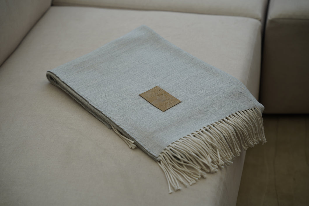 Manta Gris claro fleco blanco