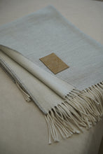 Cargar imagen en el visor de la galería, Manta Gris claro fleco blanco
