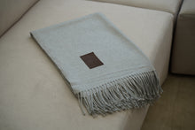Cargar imagen en el visor de la galería, Manta Gris claro fleco gris

