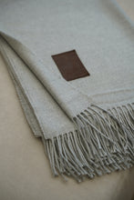 Cargar imagen en el visor de la galería, Manta Gris claro fleco gris
