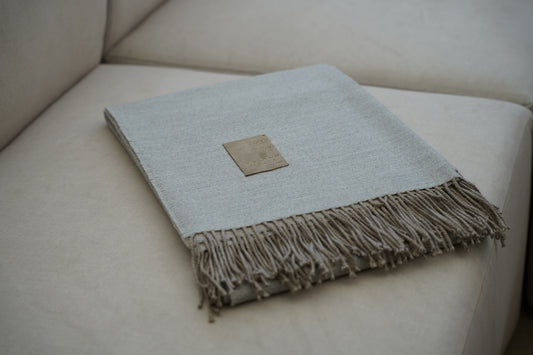 Manta Gris Claro Fleco Beige