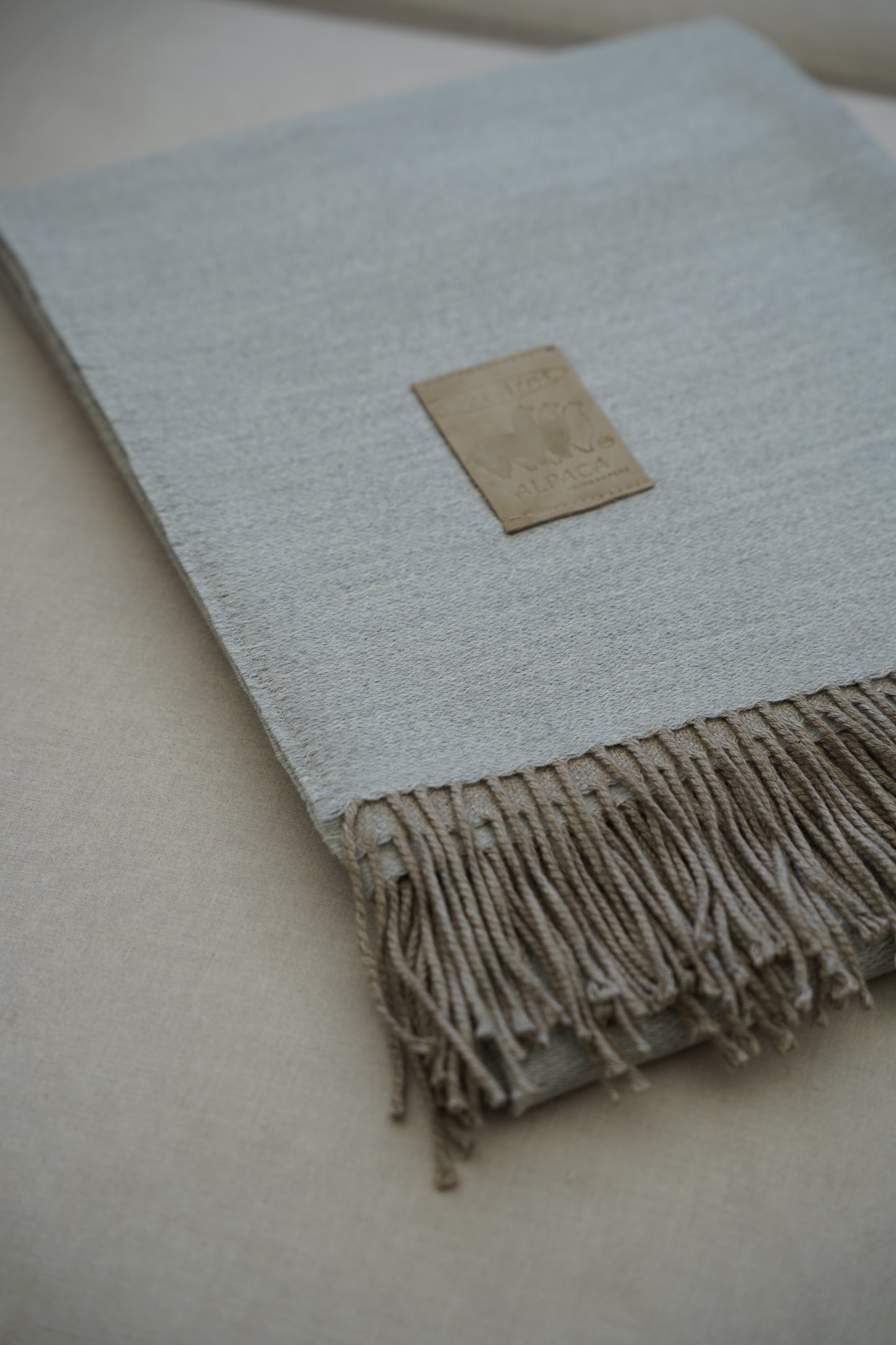 Manta Gris Claro Fleco Beige