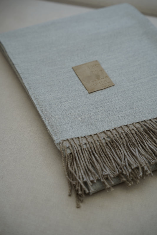 Manta Gris Claro Fleco Beige