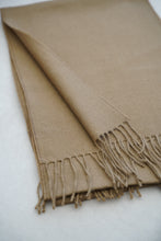 Cargar imagen en el visor de la galería, Manta Camel 100% Baby Alpaca
