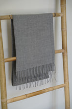 Cargar imagen en el visor de la galería, Bufanda Gris 100% Baby Alpaca
