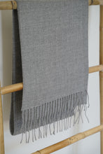 Cargar imagen en el visor de la galería, Bufanda Gris Claro 100% Baby Alpaca
