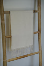 Cargar imagen en el visor de la galería, Bufanda Blanco Invierno 100% Baby Alpaca
