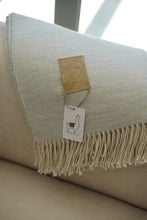 Cargar imagen en el visor de la galería, Manta Gris claro fleco blanco
