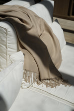 Cargar imagen en el visor de la galería, Manta Beige Claro 100% Baby Alpaca
