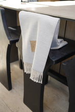 Cargar imagen en el visor de la galería, Manta Gris claro fleco gris
