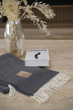 Cargar imagen en el visor de la galería, Manta  Gris fleco blanco
