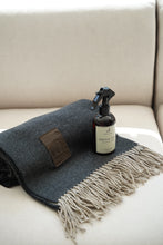 Cargar imagen en el visor de la galería, Manta Gris Oscuro Fleco Beige
