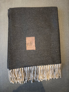 Manta Gris Oscuro Fleco Beige