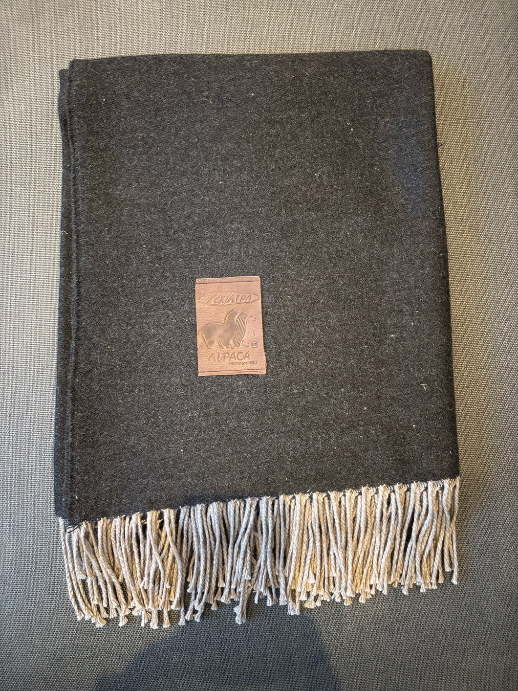 Manta Gris Oscuro Fleco Beige