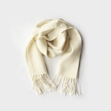 Cargar imagen en el visor de la galería, Bufanda Blanco Invierno 100% Baby Alpaca
